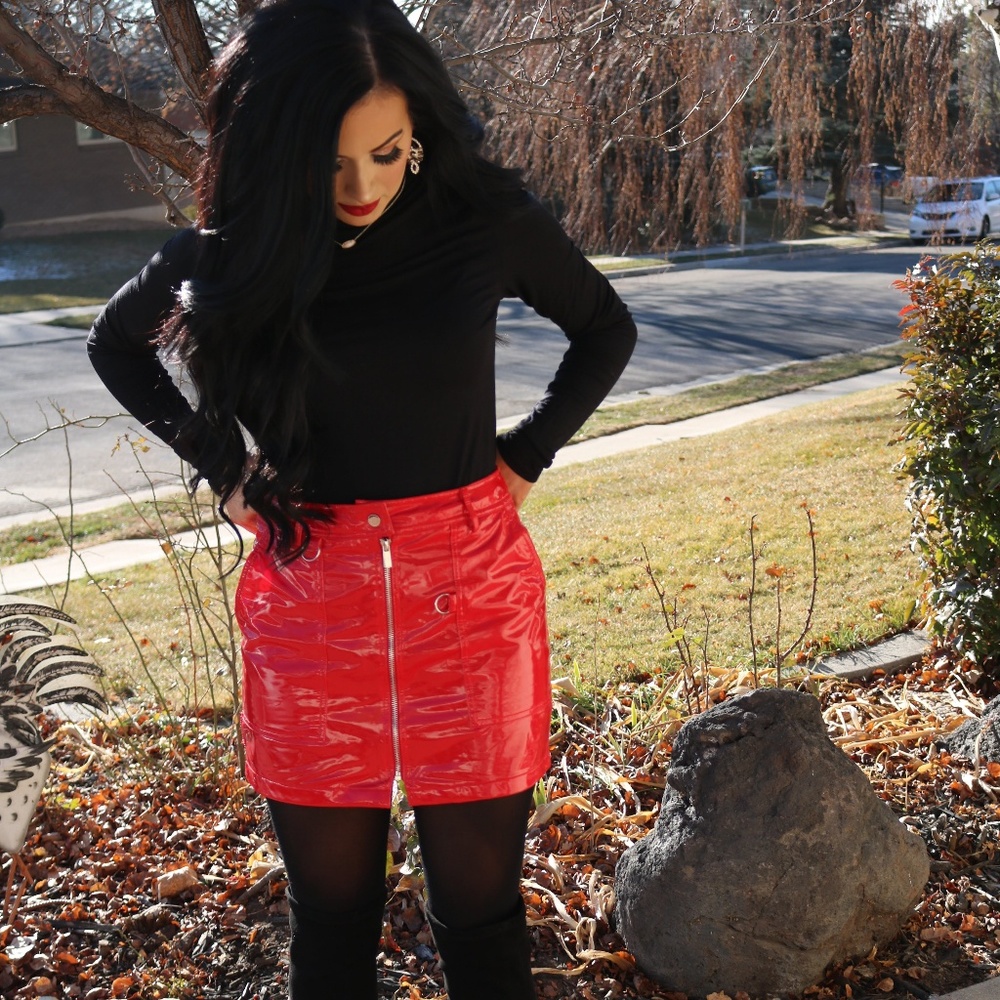 RED LATEX ZIP UP MINI SKIRT